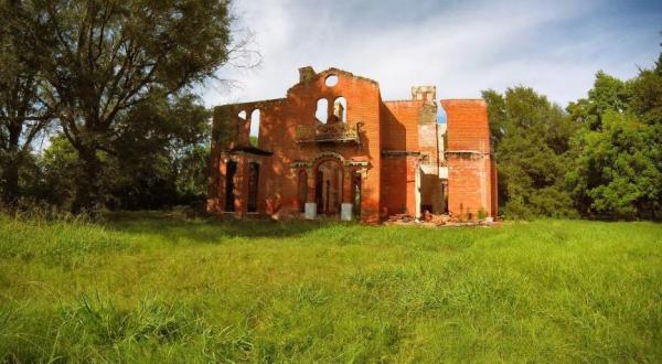 10 Staggering Photos Of An Abandoned Mansion Hiding In Mississippi