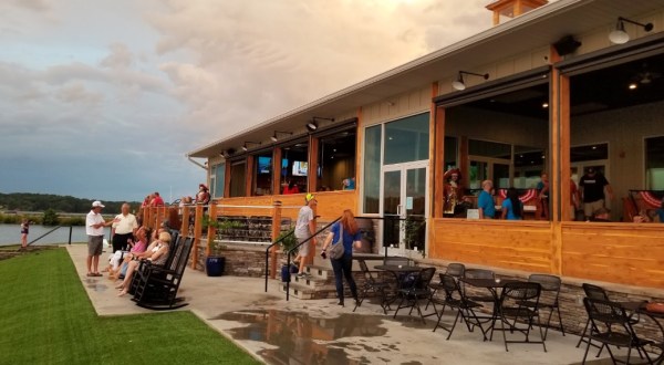 7 Lakeside Restaurants In South Carolina You Simply Must Visit This Time Of Year