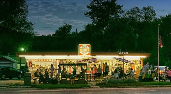 This Old School Ice Cream Parlor In Iowa Will Take You Back In Time