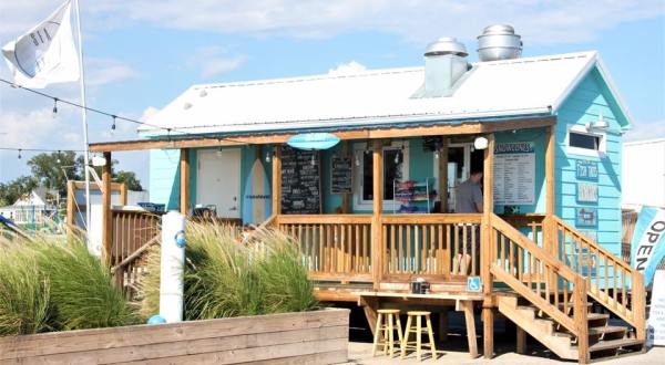 The Beach-Themed Restaurant In Mississippi Where It Feels Like Summer All Year Long