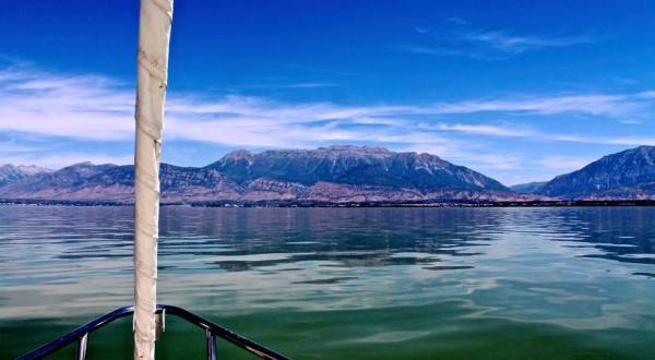 The Huge Lake In Utah Where You Can Float, Paddle, And Sail Your Way Through Summer