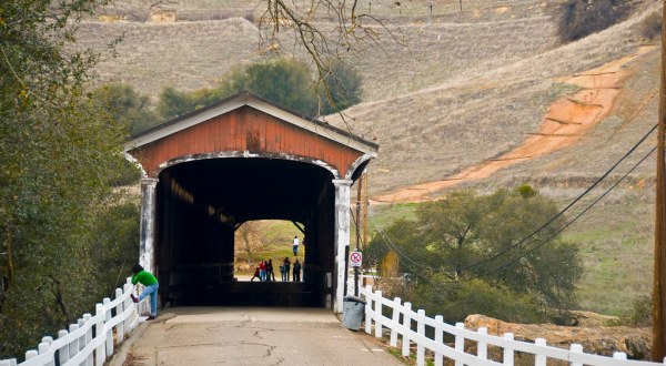 The One Covered Bridge Hike In Northern California That Will Charm You Beyond Words