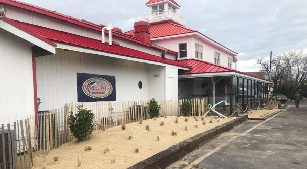 The Scenic Seafood Restaurant In Delaware That Overlooks The Canal
