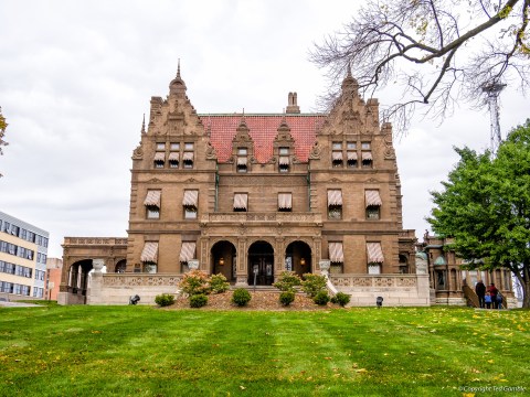 One Of Wisconsin's Most Historic Homes Is Having An Estate Sale And You Won't Want To Miss It