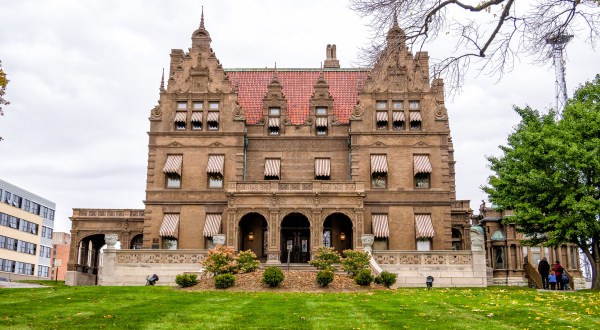One Of Wisconsin’s Most Historic Homes Is Having An Estate Sale And You Won’t Want To Miss It