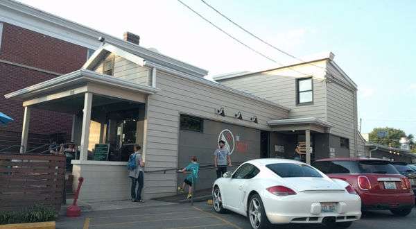 The Delicious Kentucky Restaurant With The Biggest Slices Of Pizza We’ve Ever Seen