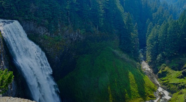 Discover One Of Oregon’s Most Majestic Waterfalls – No Hiking Necessary