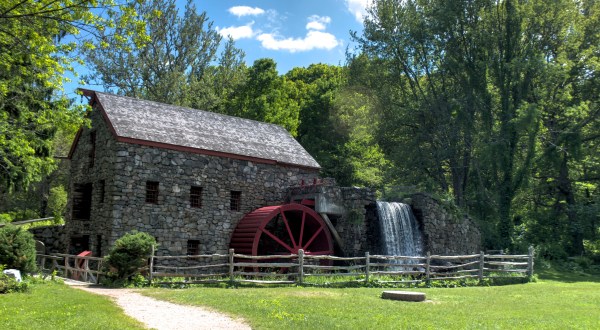 This Charming Little Mill In Massachusetts Is The Perfect Picnic Destination