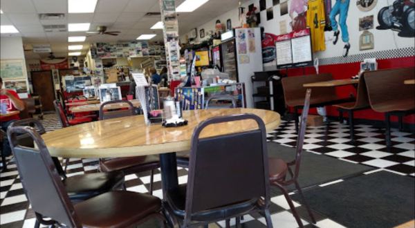 The ’50s-Style Diner In Illinois That Will Have You Dancing The Twist