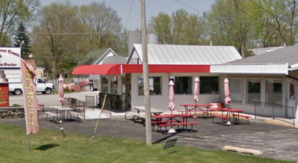The 1950s-Style Diner And Ice Cream Parlor In Indiana That Serves Up Plenty Of Nostalgia