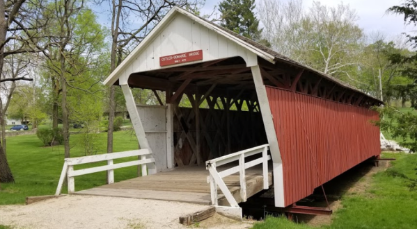 The One Covered Bridge Hike In Iowa That Will Charm You Beyond Words