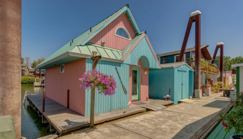 A Stay At This Floating Flamingo Cottage In Oregon Will Make Your Summer Spectacular