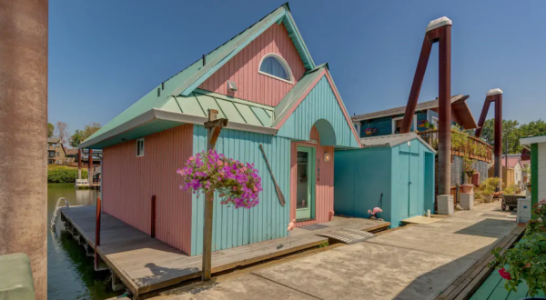 A Stay At This Floating Flamingo Cottage In Oregon Will Make Your Summer Spectacular
