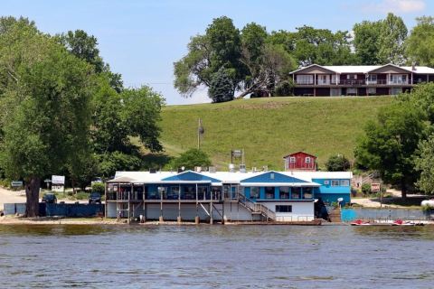 There's A Beachside Restaurant On The Mississippi River In Illinois With Tropical Suites You'll Never Forget
