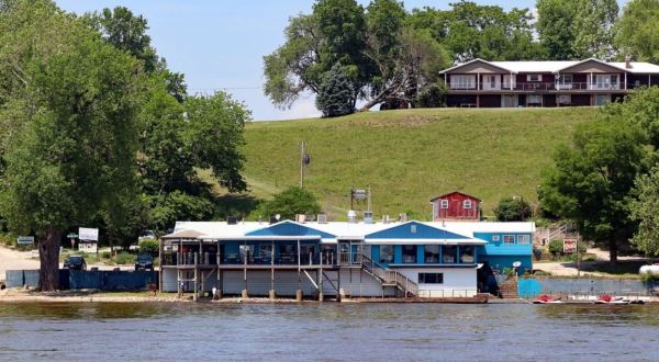 There’s A Beachside Restaurant On The Mississippi River In Illinois With Tropical Suites You’ll Never Forget