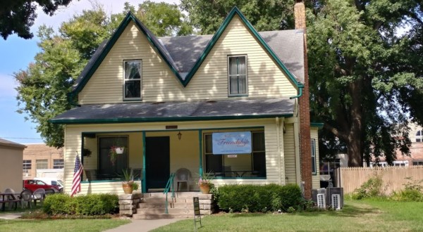 This Seemingly Normal House In Kansas Is Actually Home To A Mouthwatering Bakery