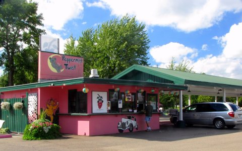 The Burgers And Shakes From This Middle-Of-Nowhere Minnesota Drive-In Are Worth The Trip