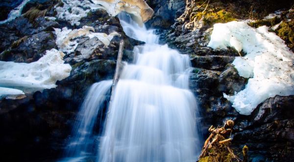 This Secret Alaska Waterfall Most People Haven’t Heard Of Is An Absolute Gem