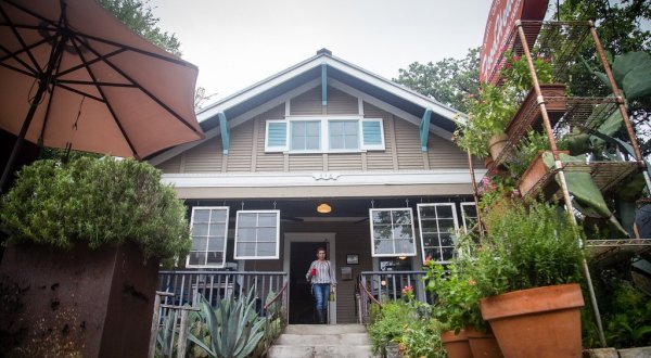 This Little-Known Bungalow Cafe In Austin Is Charming Beyond Words