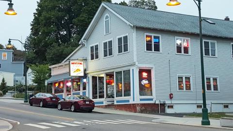You Can Visit The Small Town Pizza Shop In Connecticut That Inspired The Movie 'Mystic Pizza'
