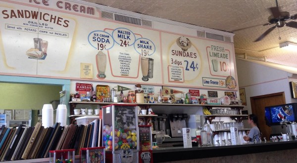 Revisit The Glory Days At This 50s-Themed Restaurant In Kansas
