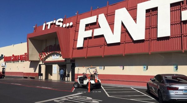 Nevada’s Largest Indoor Swap Meet Is A Fantastic Experience You’ll Never Forget