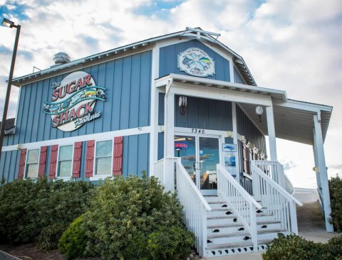 You'll Fall In Love With The Views From This Waterfront Seafood Shack In North Carolina