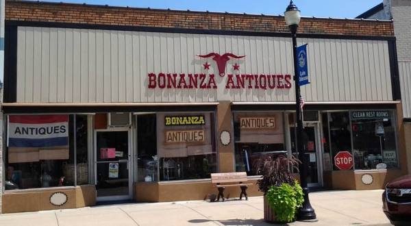 The Eclectic Antique Mall In Michigan Where You’ll Find 9,000 Square Feet Of Treasures