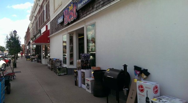 This Nebraska Town’s Entire Downtown Turns Into One Big Sidewalk Sale Once A Year
