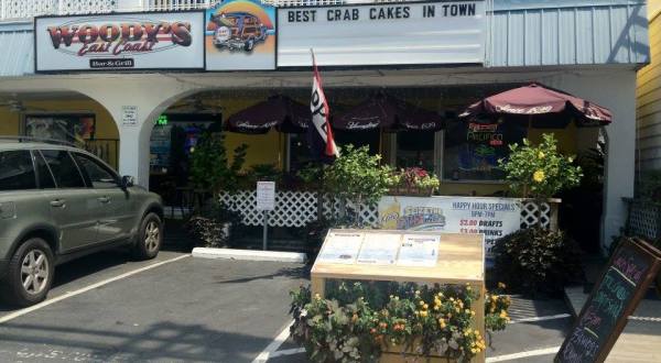 Feast On Famous Crab Cakes At This Legendary Delaware Beach Bar