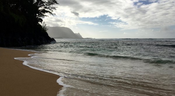 These 9 Itty Bitty Beaches Hiding In Hawaii Absolutely Must Be On Your Summer Bucket List