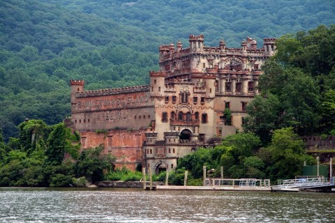 The Unbelievable Kayak Tour That Leads You To An Abandoned New York Castle