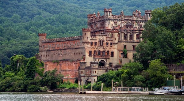 The Unbelievable Kayak Tour That Leads You To An Abandoned New York Castle