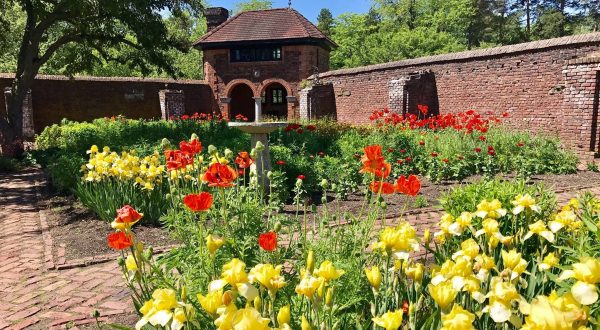 The Royal Garden In New York That’s Tucked Away Inside A Historic Fort