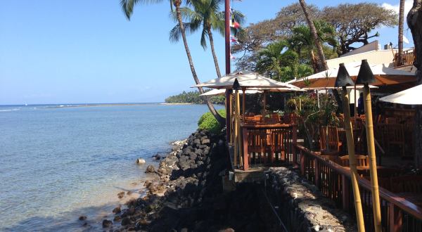 The Oceanfront Hawaii Restaurant That Pretty Much Invented Hawaii’s Favorite Dessert