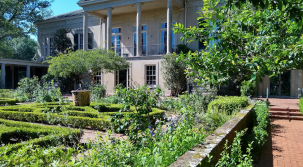 You Could Lose Yourself In These Mesmerizing Gardens At This Historic Hidden Gem In New Orleans
