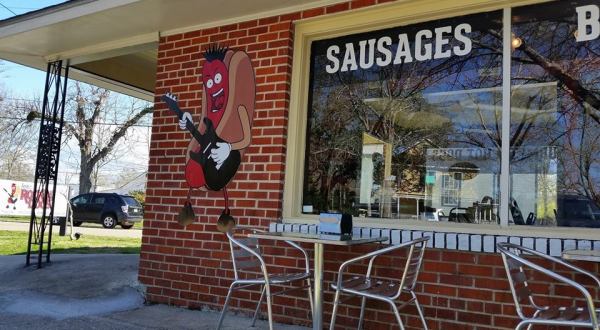 It’s Impossible Not To Love This Quirky Hot Dog Restaurant Near New Orleans