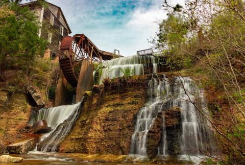 Your Kids Will Love This Easy 1/2-Mile Waterfall Hike Right Here In Mississippi