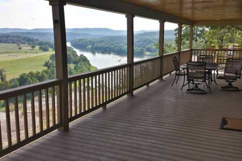 You'll Want To Stay At This Secluded Arkansas Cabin With A Million Dollar View