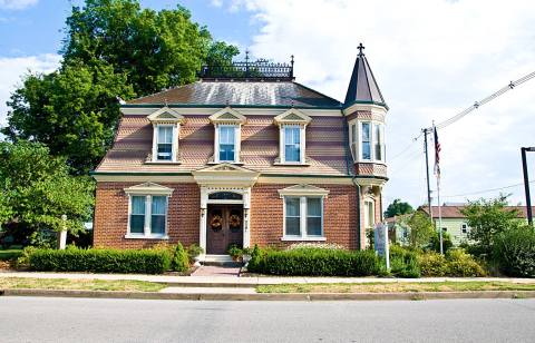 This Three-Suite Victorian Bed & Breakfast In Illinois Is Like A Dream Home