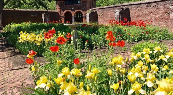 The Royal Garden In New York That’s Tucked Away Inside A Historic Fort