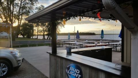 The Riverfront Tavern In Illinois With The Most Breathtaking Views