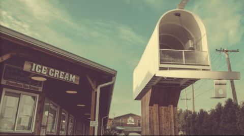 This Small Town Ice Cream Parlor In Illinois Is Right Next To The World's Largest Mailbox