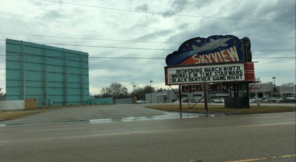 Visit The Last Remaining Original Drive-In Movie Theater On Route 66 In Illinois