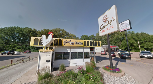 This Old-School Iowa Restaurant Serves Chicken Dinners To Die For