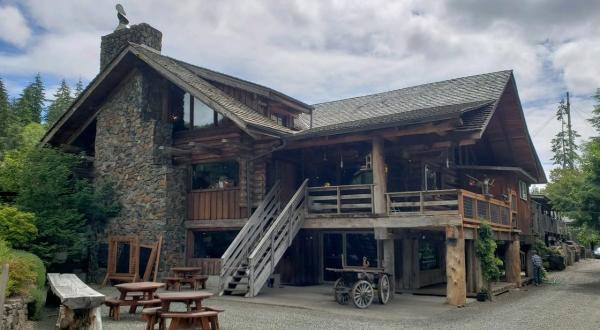 This Logging-Themed Restaurant In Oregon Has The Biggest Cinnamon Rolls You’ve Ever Seen