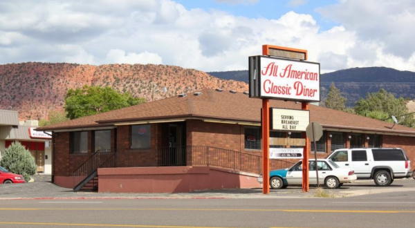 This Patriotic Diner In Utah Serves Up The Tastiest American Classics