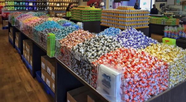 Chocoholics Will Love The One-Of-A-Kind Lindt Chocolate Outlet Shop In New Hampshire