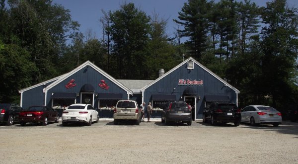 This Ramshackle Lobster Shack Hiding In New Hampshire Serves The Best Seafood Around