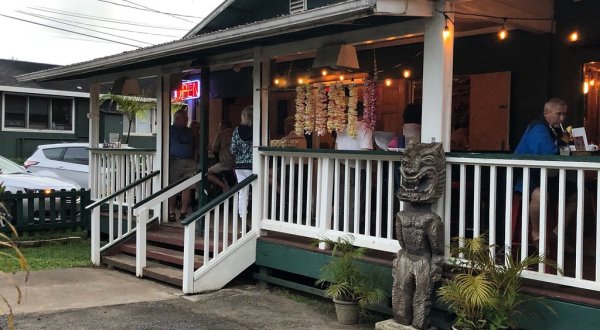 This Authentic 1960s Tiki Bar Is Hiding In One Of Hawaii’s Smallest Towns